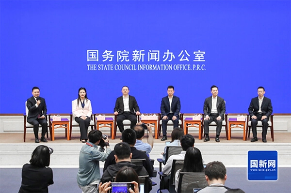 国新办举行“新征程上的奋斗者”中外记者见面会，围绕“走专精特新之路 做大做强先进制造业”与中外记者见面交流